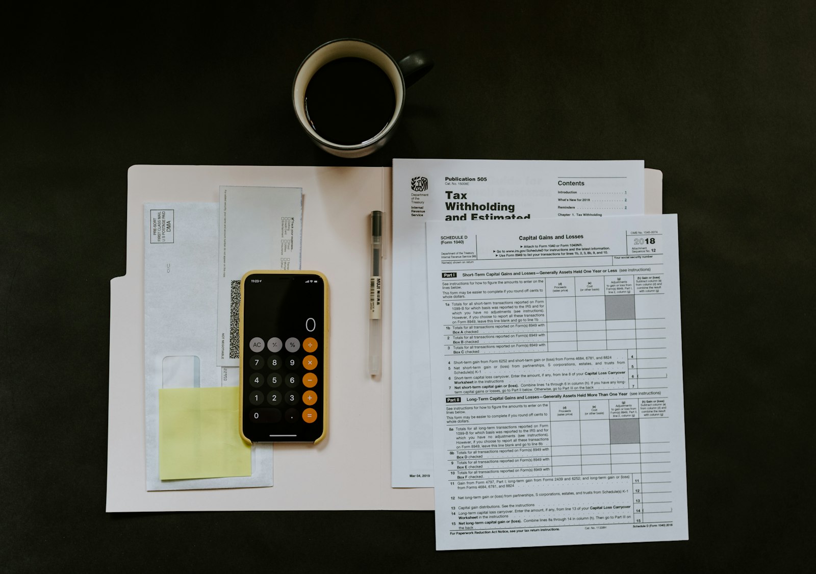 Hand met calculator en autopapieren — MRB-korting EV daalt naar 30% in 2026