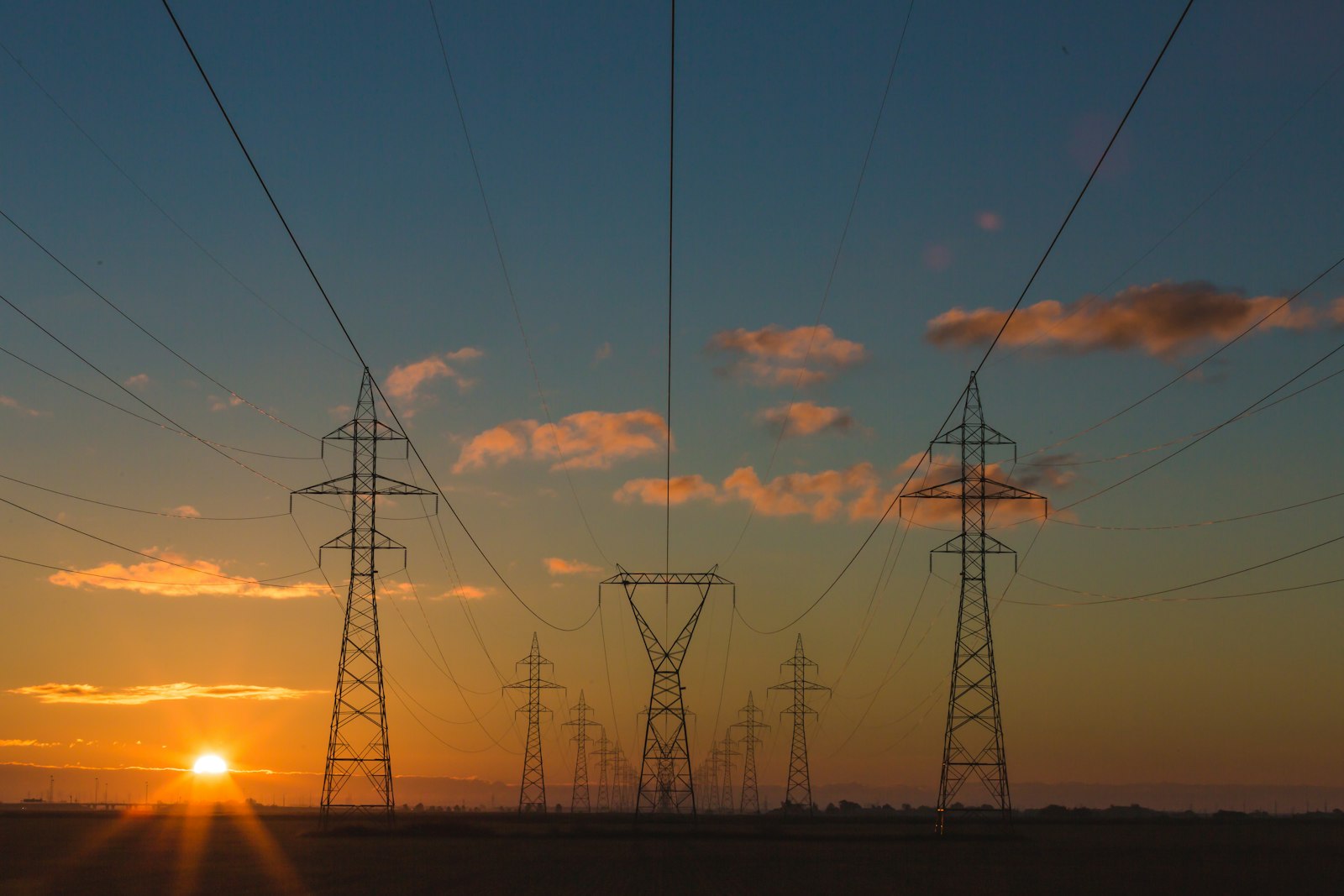 Hoogspanningsmasten met elektriciteitsnet — netcongestie raakt zakelijke laadinfrastructuur